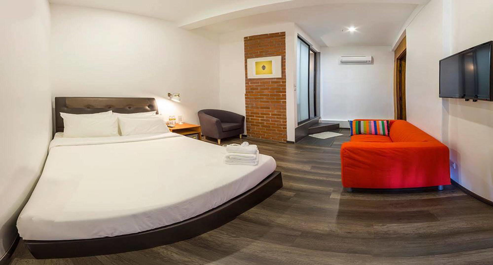 Roomies Suites Бату-Ферринги Экстерьер фото